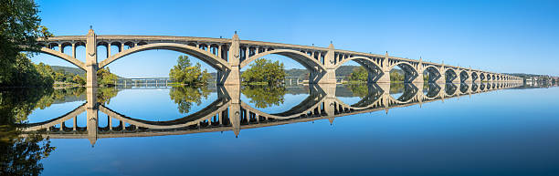 columbia-라이츠빌 구름다리 blue sky 점착층의 서스쿼해나 강의 파노라마 - bridge pennsylvania susquehanna river concrete 뉴스 사진 이미지