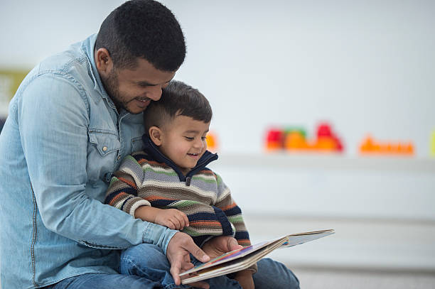 père et fils, lire un livre ensemble - baby book toddler reading photos et images de collection