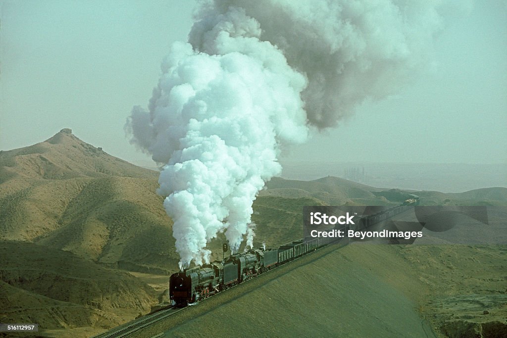Dampfbad Lokomotiven mit kindgerechten Kohle Waggons in abgelegenen China - Lizenzfrei Alt Stock-Foto