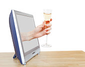 hand-halten-glas-champagner-gibt-out-fernseher.jpg?b=1&s=170x170&k=20&c=gBcb70gW0J3fZF2lNCMkOD5VWOdqPQMKrgbnidX0kZU=
