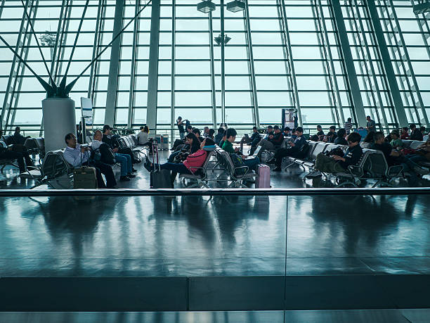 aeropuerto de puerta - sparse shanghai light corridor fotografías e imágenes de stock
