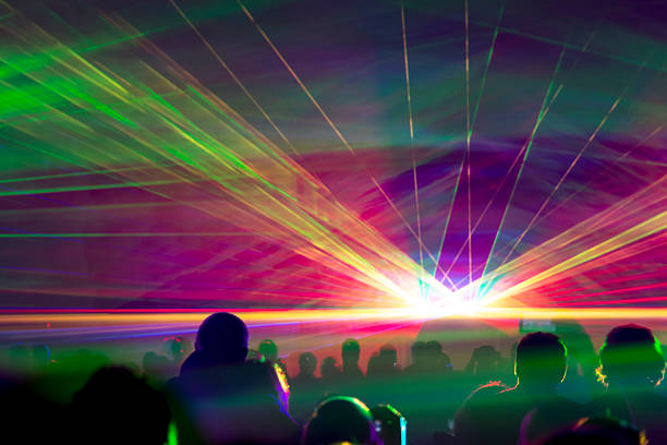 spectacle laser intense - sortir en boîte de nuit photos et images de collection