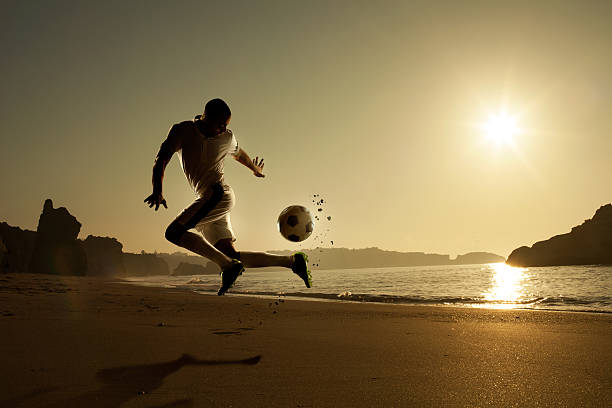 futebol na praia - beach football imagens e fotografias de stock