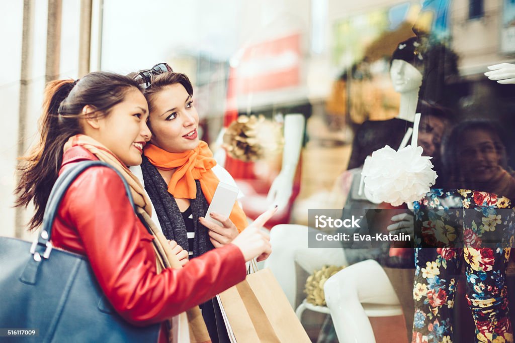 Junge Frauen, die an die Waren, die Sie in Schaufenstern - Lizenzfrei Herbst Stock-Foto