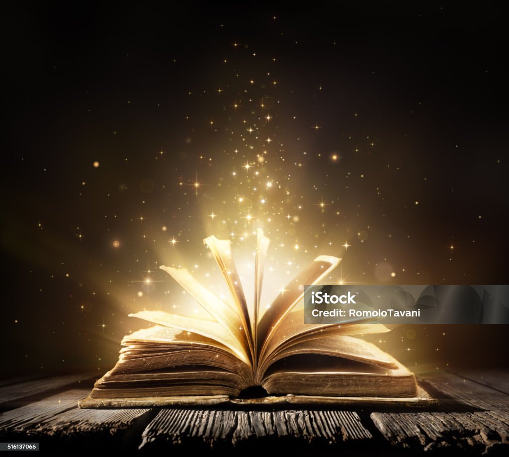 Волшебная книга с сверкающих огней - Стоковые фото Книга роялти-фри