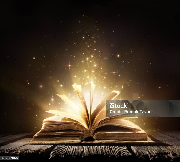 Волшебная Книга С Сверкающих Огней — стоковые фотографии и другие картинки Книга - Книга, Сказка, Открытый