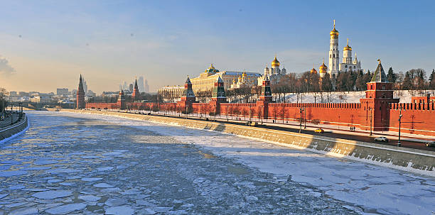 fiume e cremlino di mosca - moscow russia russia river panoramic foto e immagini stock