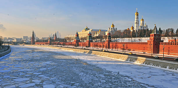モスクワ川とクレムリン - moscow russia russia river panoramic ストックフォトと画像