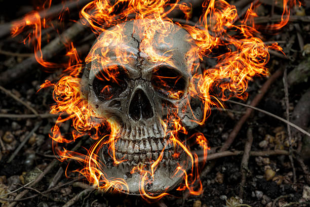 czaszka człowieka na ogień - noggin zdjęcia i obrazy z banku zdjęć