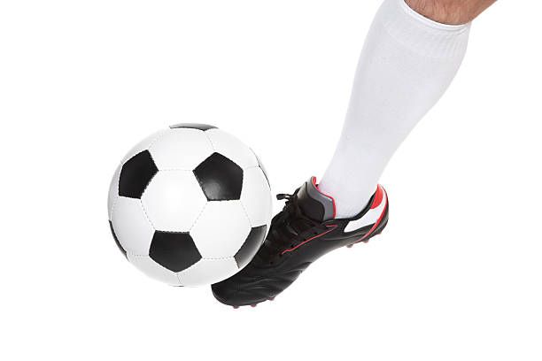 サッカー選手ボールを蹴る - スパイクシューズ ストックフォトと画像
