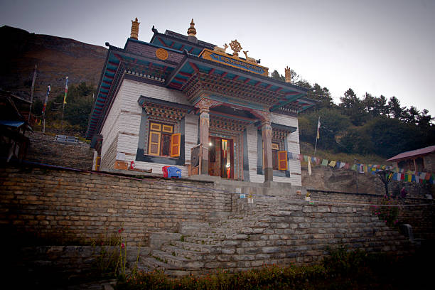 gompa budista y el monasterio en el nepal himalaya - muktinath fotografías e imágenes de stock