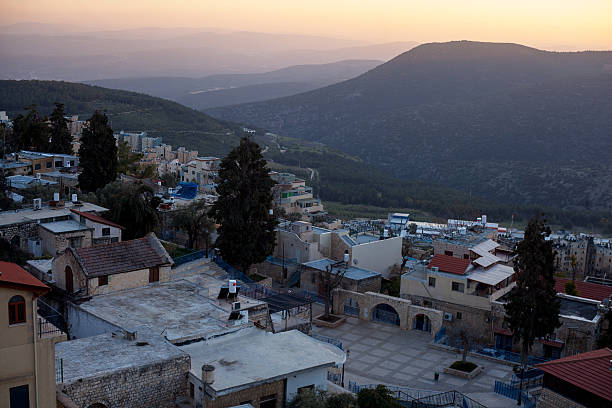 la città di safed - safed foto e immagini stock