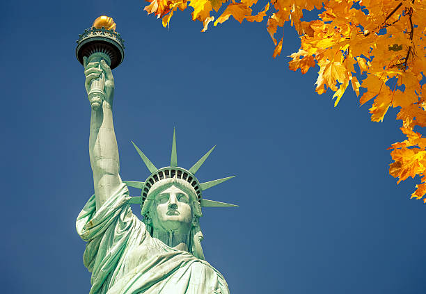 statue de la liberté - statue of liberty old fashioned new york city independence photos et images de collection