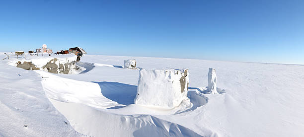 abandonado polar station - arctic station snow science fotografías e imágenes de stock