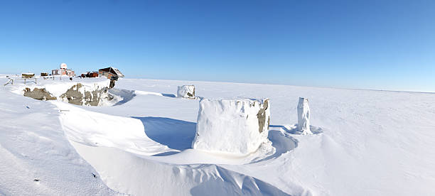 abbandonato stazione polare - arctic station snow science foto e immagini stock
