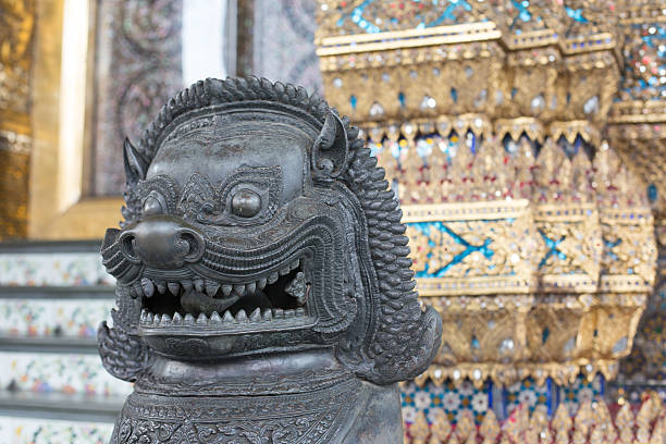 brązowy opiekuna lion statua, wat phra kaew), bangkok, tajlandia - bangkok variation religion god zdjęcia i obrazy z banku zdjęć