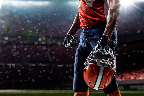 joueur de football américain au stade sportif - sports helmet photos et images de collection