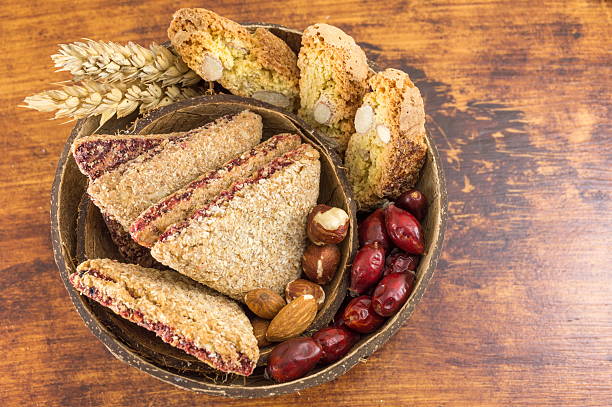 integral las galletas en una carcasa de coco - almond macaroon fotografías e imágenes de stock