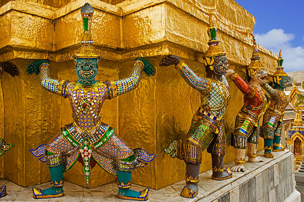 demons mítico criaturas protegendo a estupa dourada no grand pal - bangkok thailand demon majestic - fotografias e filmes do acervo