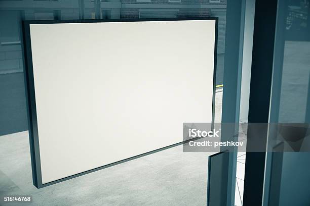 Leere Weiße Schild Über Glasklarer Tür Des Gebäudes Mock Bis Stockfoto und mehr Bilder von Außenaufnahme von Gebäuden