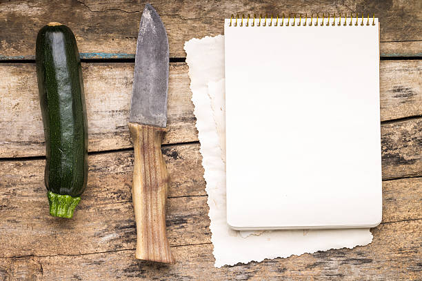 serie de nuevas vegitables con cuchilla en la mesa de madera. - vegitables in kitchen fotografías e imágenes de stock