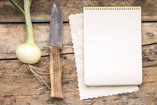 serie de nuevas vegitables con cuchilla en la mesa de madera. - vegitables in kitchen fotografías e imágenes de stock