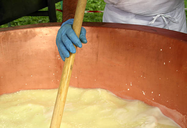 leiteiro de bolos de queijo em laticínios em panela de cobre - caldierone imagens e fotografias de stock