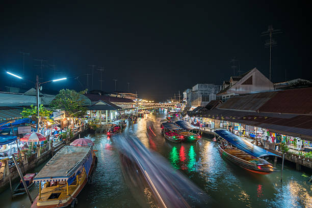 nacht lichter von amphawa schwimmende markt, thailand - indigenous culture famous place thailand bangkok stock-fotos und bilder