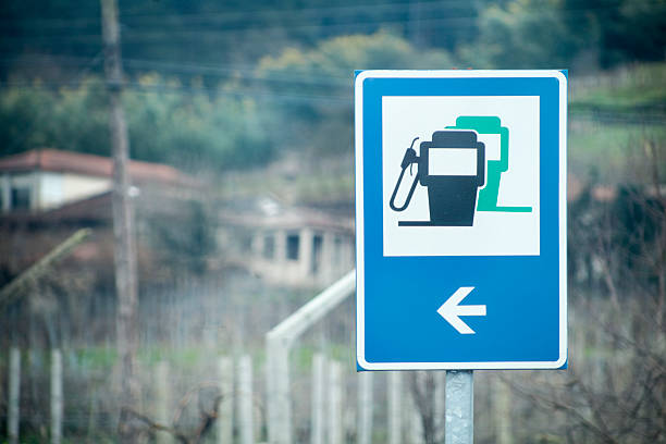 ガソリンパンプス、ガソリンスタンドの交通標識 - ourense province ストックフォトと画像