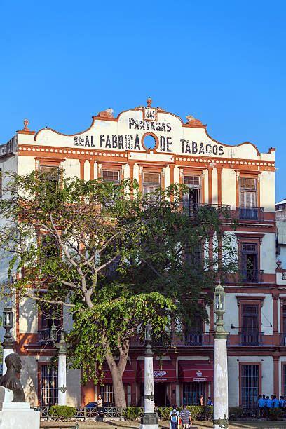 bâtiment de partagas, l'une des plus anciennes, marque de fabrique de cigares - partagás cigars photos et images de collection