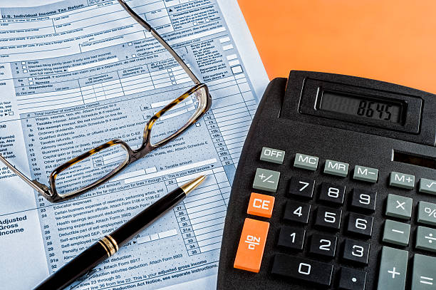 미국 세금 양식을 - tax form tax finance deductions 뉴스 사진 이미지