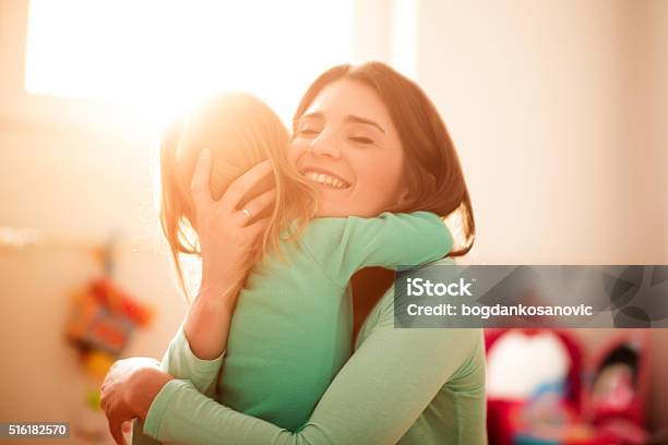 Foto de Mãe E Filha Abraçando e mais fotos de stock de Mãe - Mãe, Abraçar, Criança