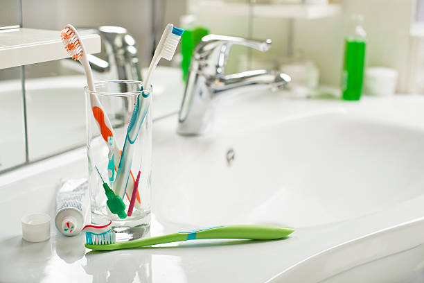 bross'à dents - toothbrush plastic multi colored hygiene photos et images de collection