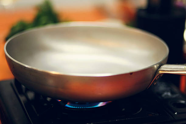 cozinha. - pan frying pan fire fried - fotografias e filmes do acervo