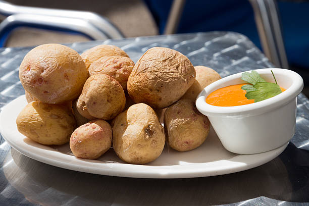 Small new potatoes which are cleaned with peel are usually served with a pepper sauce, called Mojo
