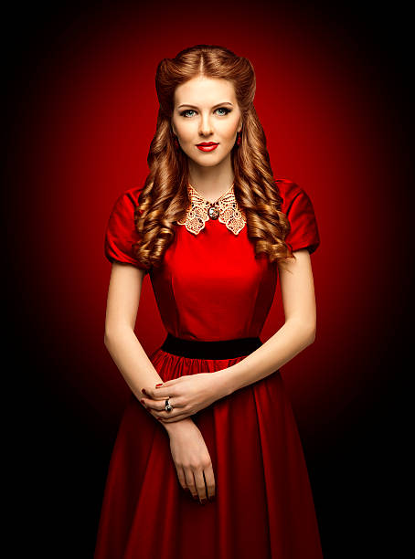 vestido de mujer rojo, moda modelo retro ropa collarín de encaje - hairstyle fashion model fashion retro revival fotografías e imágenes de stock