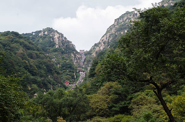 istock Eighteen Bends of Mountain Taishan 516188225