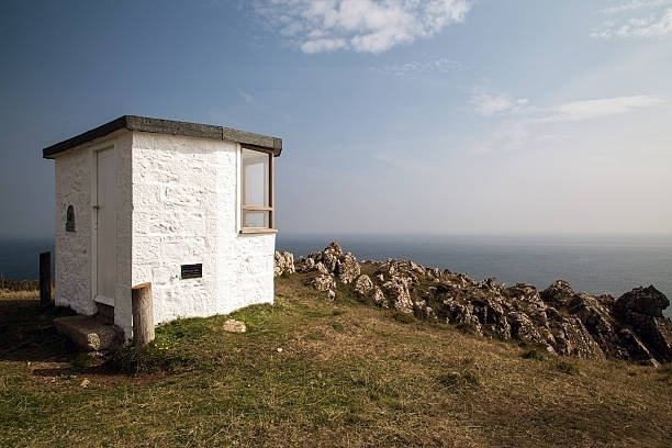 istock Lookout between coverack and kennack sands 516189305