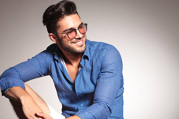 portrait de bel homme souriant à la mode - men fashion model cool glasses photos et images de collection