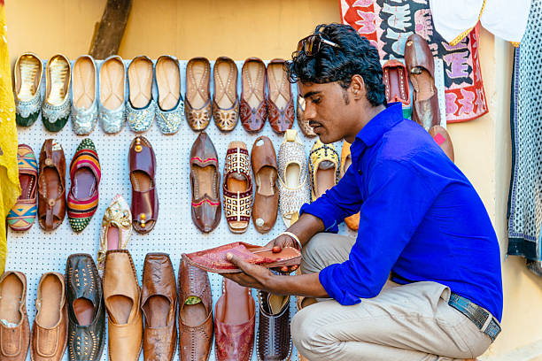 인도어 남자 영업에서의 각종 신발도 측면 워크 - shoe men indian culture indian ethnicity 뉴스 사진 이미지