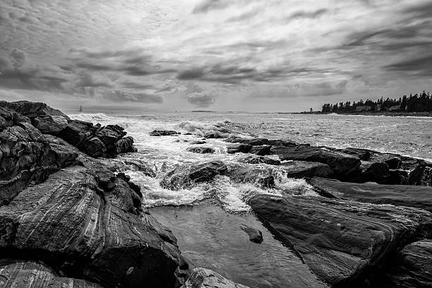 corsa onda sulla costa rocciosa del maine - pemaquid peninsula sea maine coastline foto e immagini stock