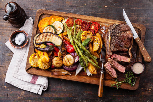 클럽 비프 스테이크, 구운 야채 - rib eye steak steak beef prepared potato 뉴스 사진 이미지
