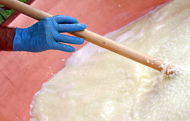 cheesemaker mistura leite com queijo de coalho para produzir - caldierone imagens e fotografias de stock