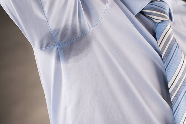 man 땀흘림 오늘늘과 나쁘게 겨드랑이 아래에서 - sweat armpit sweat stain shirt 뉴스 사진 이미지