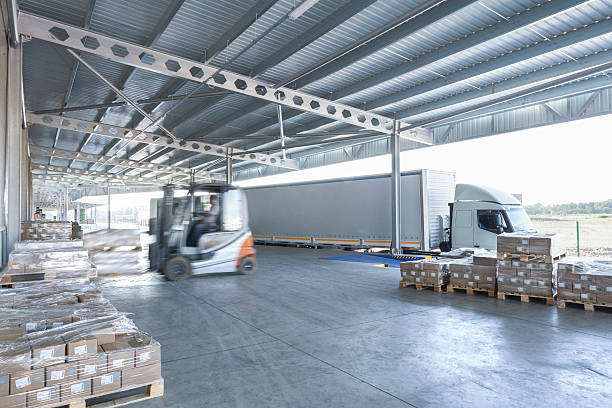 caminhão de empilhadeira carregamento de veículos - distribution warehouse forklift freight transportation pallet - fotografias e filmes do acervo
