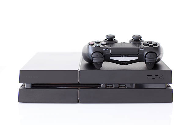 sony playstation 4 spielkonsolen der achtel erstellung der - video game gamepad black isolated on white stock-fotos und bilder