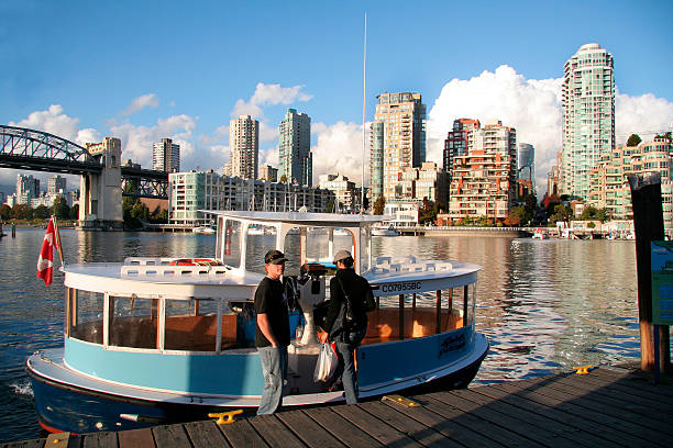 ferry bateaux-taxis, l " île de granville. vancouver, colombie britannique - ferry british columbia vancouver vancouver island photos et images de collection