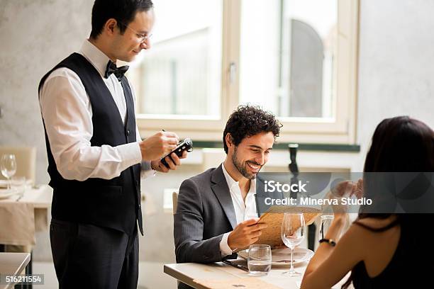 Fröhlich Ehepaar Mit Einem Menü In Einem Restaurant Bestellung Stockfoto und mehr Bilder von Restaurant