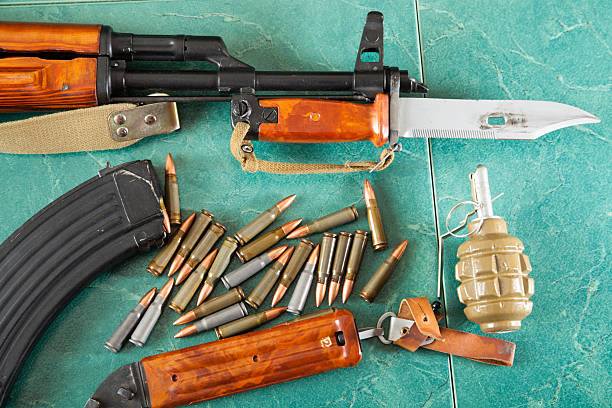 istock Kalashnikov AK-47 on a green background 516211564