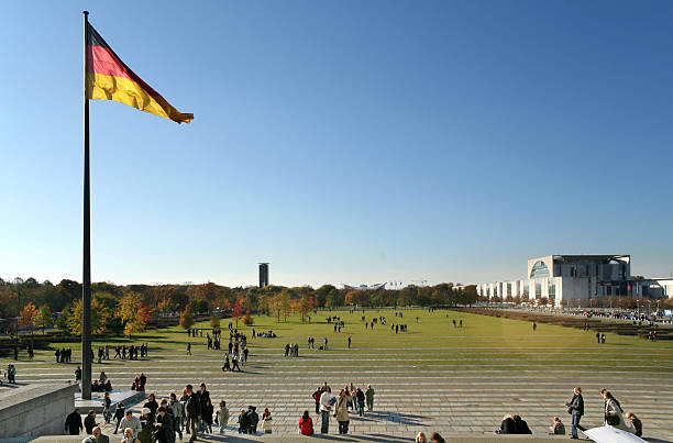 vue à partir de la gare berlin au bundestag à la platz der république - chancellery photos et images de collection